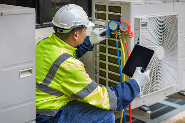 Professional Ac Installation technician working in Lake Bluff, IL